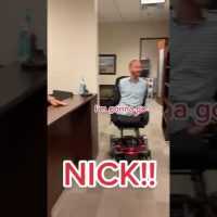 What a normal day in the office looks like. :joy: #nickvujicic #limblesspreacher #lifewithoutlimbs